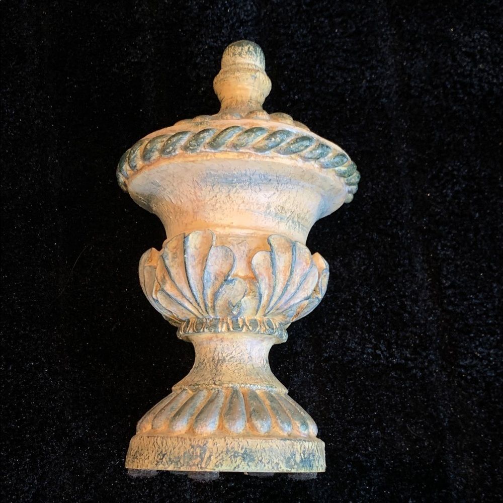 Neoclassical Fluted Finial with Rope Detail Architectural Accent - Picture 2 of 7